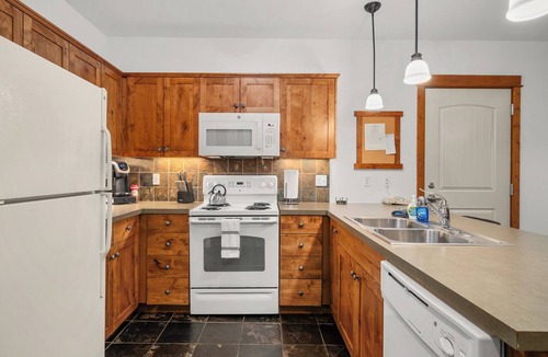 Kellogg Condo | Adjoining studio also available - Gondola View!