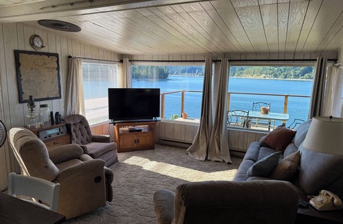 Anderson Island Cabin | Adorable 2-bedroom cabin in Anderson Island