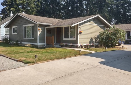 Silver Lake House | Adorable 2 bedroom duplex/home 2 blocks from lake. Close to everything in the NW