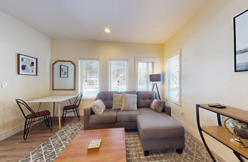 Broken Top House | Adorable Bend townhome with ideal location kitchenette & central AC