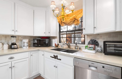 Big Bear Lake Cabin | Adorable cabin with a Hot Tub! STEPS to the Lake! Close to Village & SLOPES