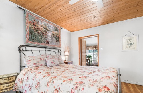 Big Bear Lake Cabin | Adorable cabin with a Hot Tub! STEPS to the Lake! Close to Village & SLOPES