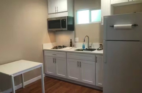 Woodland Hills Apartment | Adorable Studio with a Pool