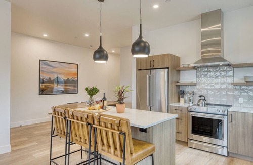 Bend House | Aerie Chic 4 Unit Buyout | 10BDR | Hot Tub + Mountain Views | Mins to Downtown