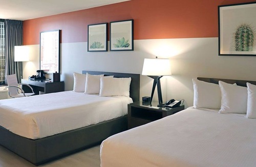 Downtown Las Vegas House | Aesthetic Views! 4 Relaxing Units, Outdoor Pool, Free Parking, Near Mob Museum