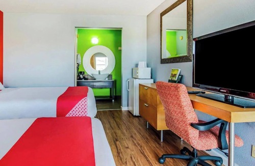 Ridgecrest Hotel | Affordable Base for Exploring Ridgecrest - 4 Rooms Perfect for Group Travels!