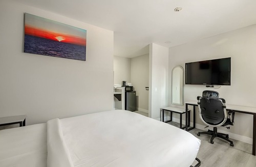Victorville Hotel | Affordable King Room w/Private Bath + Flat-Screen TV