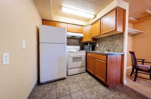 Madras Hotel | Affordable Pet-Friendly Room w/Parking & Kitchen – Close to Local Attractions!