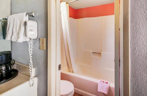 Ridgecrest Hotel | Affordable Room in Ridgecrest w/Queen Bed Near Red Rock Canyon State Park