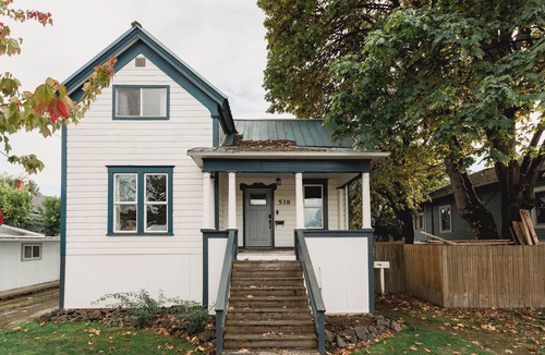 Albany House | Albany Getaway with a King Bed, Bonus Kitchen, & WiFi