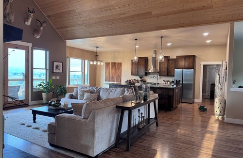 Prineville House | All Things Outdoor W Epic Mountain View’s, Lakes, Breweries,Wineries & more