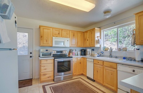 Long Valley Junction Cottage | Alton Cabin w/Deck ~ 2 Mi to Dixie Nat'l Forest!