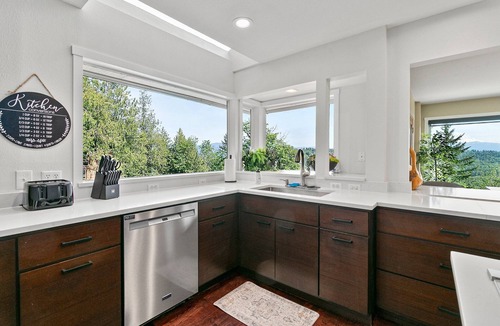 Auburn House | Amazing Mt. Rainier Views | Pool | Family Get Away