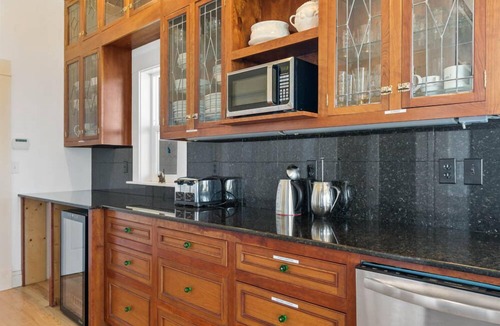 Long Beach House | AMAZING OCEAN VIEW, Pets Ok, HOT TUB, VBall, Pool & Ping Pong Table (Knole)