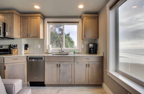Oceanside Condo | Amazing Oceanfront & Dog-Friendly Condo w/a Jetted Tub - Close Beach Access