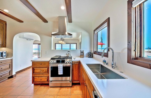 Mission Beach House | Amazing Reviews, On The Sand, Perfect for Families W/Jacuzzi!