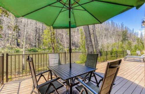 Vida Apartment | Amazing riverfront cabin with views deck firepit & grill - dog-friendly