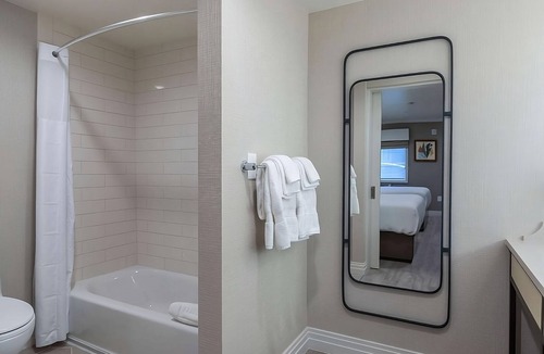 Old Town House | Amazing Stay! Four Great Units /8 Queen Beds, Central Location, Free Parking