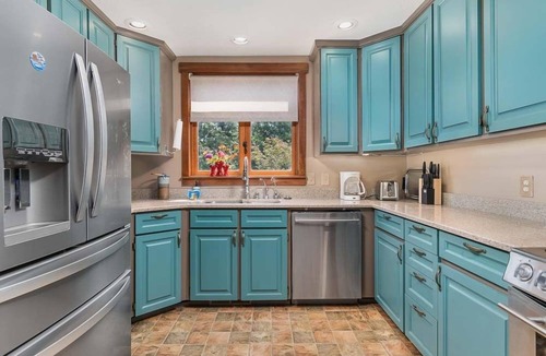 Chinook House | AMAZING VIEW, Waterfront, HOT TUB, Pets OK, Enclosed Yard (Bliss)