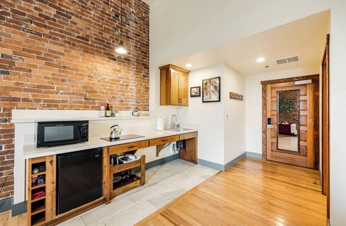Amity Apartment | Amity Flats #5: Yamhill Flat