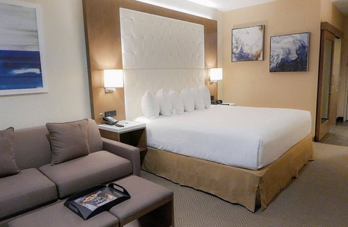 Anaheim Resort Resort | Anaheim | Couples Theme Park Getaway | Pool + Parks