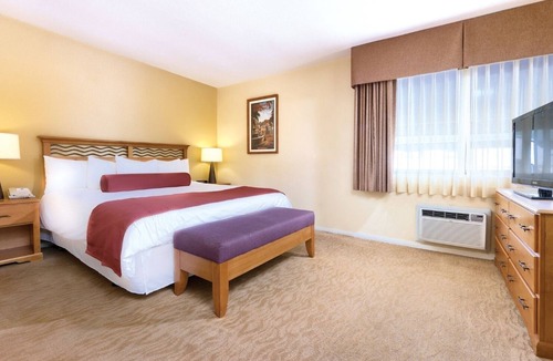 Anaheim Resort Resort | Anaheim | Family Disney Retreat | Pool + Parks | 2BR