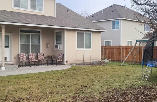 Kennewick House | Annaviga Lounge You're within 5 to 15 minutes from the best areas you will need