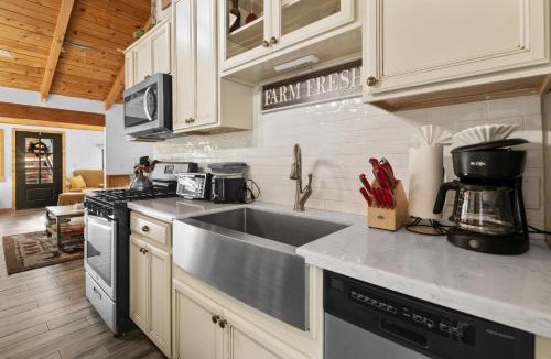 Upper Moonridge House | Apple Bear Cottage - Property was perfectly located in a quiet neighborhood
