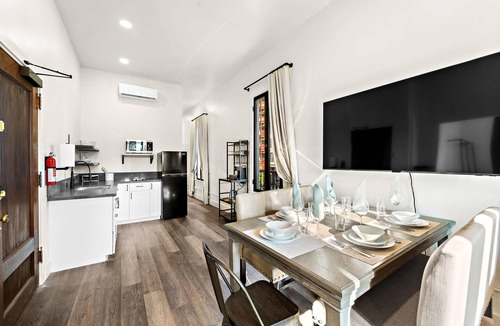 East Village Bed & Breakfast | Artifact Inn - Stylish 2BR Gaslamp Suite Top Spot