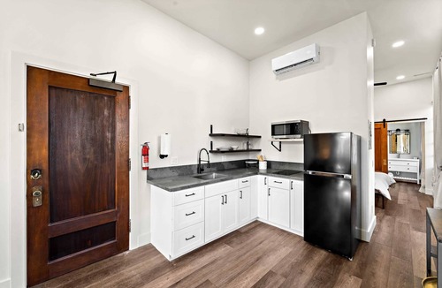 East Village Bed & Breakfast | Artifact Inn - Stylish 2BR Gaslamp Suite Top Spot