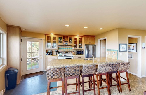 Newport House | Artistic home w/ocean views & private hot tub, close to beach