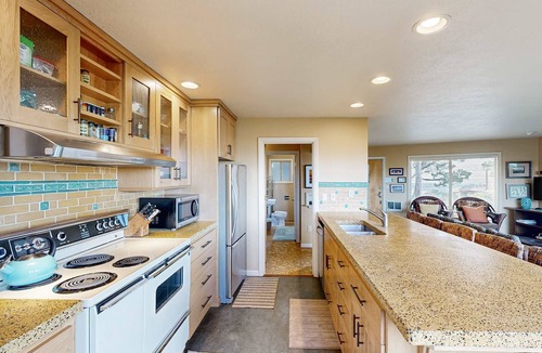 Newport House | Artistic home w/ocean views & private hot tub, close to beach