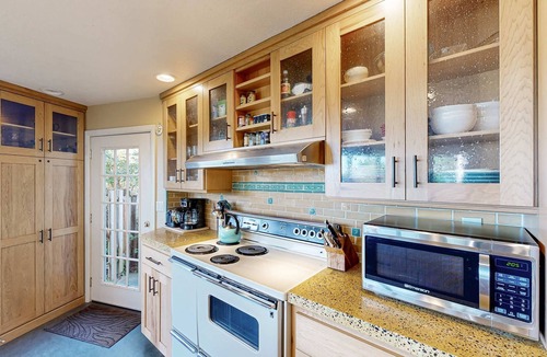 Newport House | Artistic home w/ocean views & private hot tub, close to beach
