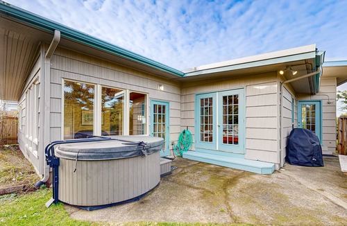 Newport House | Artistic home w/ocean views & private hot tub, close to beach