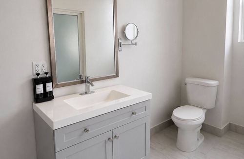Little Italy Hotel | Artistic Studio King Suite Close to San Diego Harbor, Museums and Nightlife