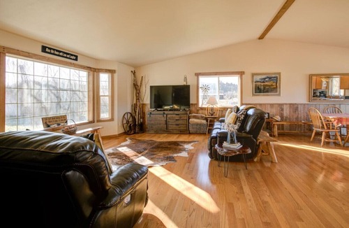 Raymond Apartment | Autumn Acres on Coast where Adventure Awaits