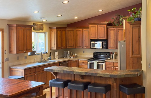 Zion National Park South Entrance Apartment | Avail 4th of July! Big Patio, BBQ & outdoor dining. Walkable, right downtown!
