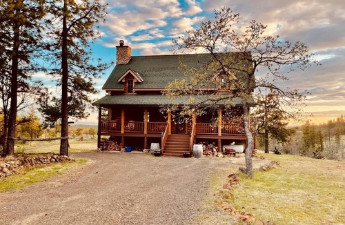Klickitat County Cabin | B&B Ranch is a cozy cabin, mountain views, perfect for rest, fun. 9-11 guest