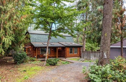 Hood River Cabin | Baja Norte - Hot Tub! Cozy Log Cabin, Perfect Hood River Getaway!