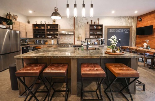 Logan Heights Apartment | Bamboo Loft 6BR: Sleeps 24 in Downtown SAN