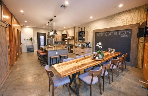 Logan Heights Apartment | Bamboo Loft 6BR: Sleeps 24 in Downtown SAN