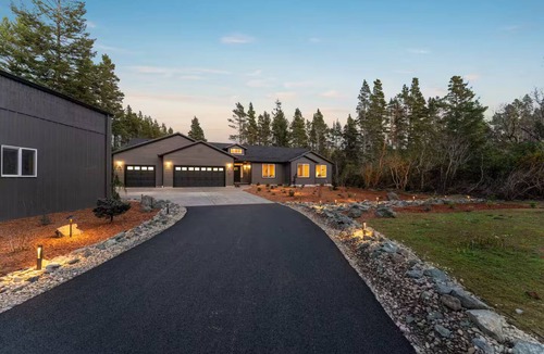 Bandon House | Bandon's Trail House, 2 minutes to Bandon Dunes Golf Resort, Hot Tub, Fire Pit