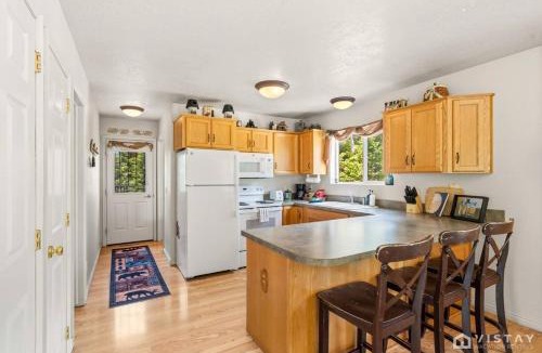 Meadow View Heights House | Basecamp Adventures with Firepit, BBQ, Sleeps up to 15