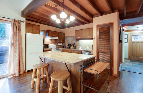 Black Butte Ranch Cabin | Basecamp for endless adventure, perfect Black Butte location - Hot Tub!