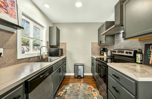 Grants Pass House | Basecamp GP | Entire 4BR Duplex Near Downtown