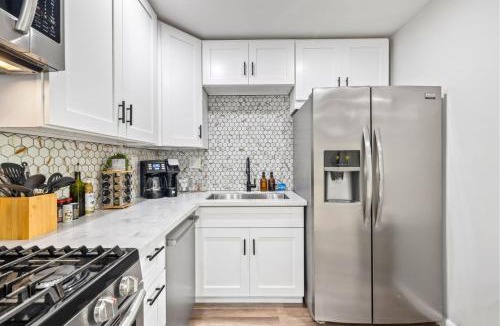 Bay Park House | Bay Park Bliss Ocean Views Pickleball and Jacuzzi