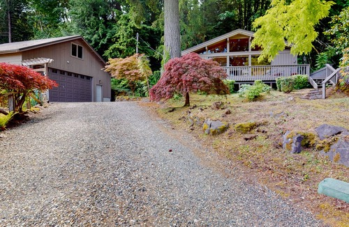 Union House | Bay-view home near beach with 2 firepits, grill, deck, streaming, wood fireplace