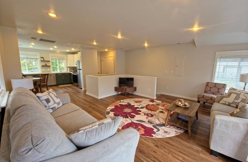 Seaside House | Beach Cottage, less than 1 Block to Beach/Promenade, Close to Town