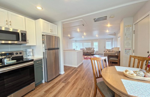 Seaside House | Beach Cottage, less than 1 Block to Beach/Promenade, Close to Town
