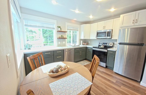 Seaside House | Beach Cottage, less than 1 Block to Beach/Promenade, Close to Town